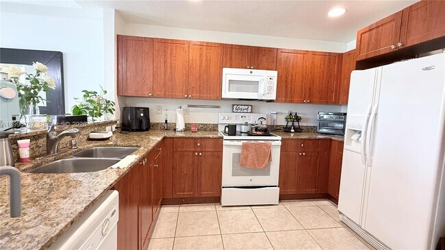 Building Photo - 8900 NW 107 Ct