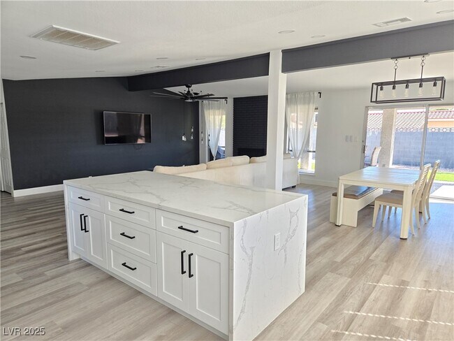 Building Photo - 1405 Termas