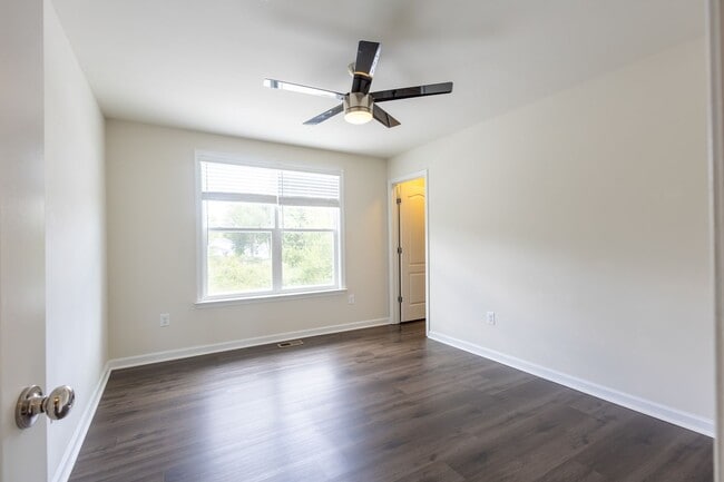 Building Photo - Beautiful 4 BR/3.5 BA Single-Family Home i...