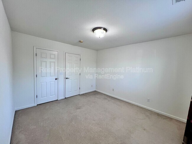 Building Photo - 5460 W Ashcroft Ave