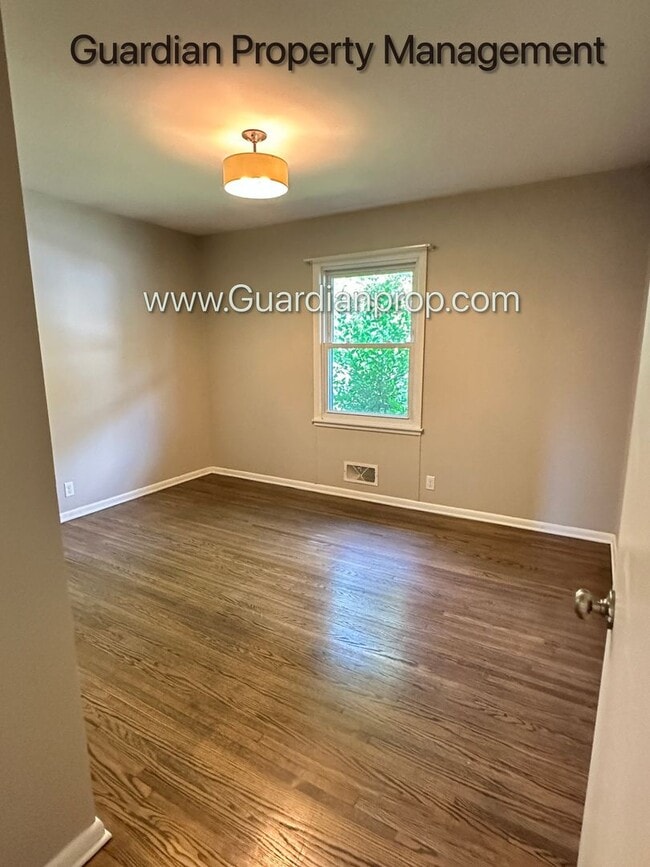 Building Photo - St Louis Park Single Family Home, Hardwood Floors, Office, Available July/Aug 1st