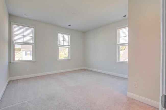 Building Photo - 612 Heartwood Ln