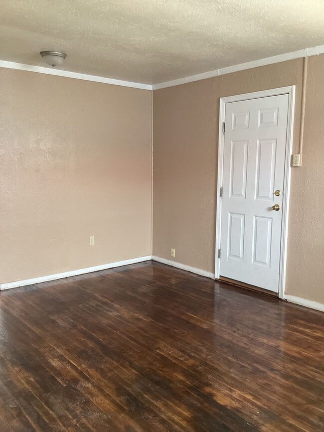 Building Photo - Newly Updated 2 bedroom Close to Morrison Park and High School!  Pets Welcome Upon Approval!