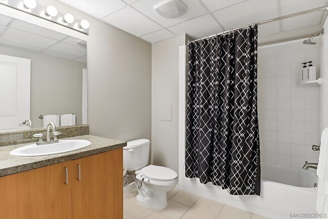 Building Photo - High Rise Condo w/ Views!