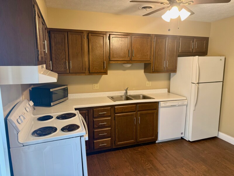 Building Photo - 1616 Spring Valley Dr