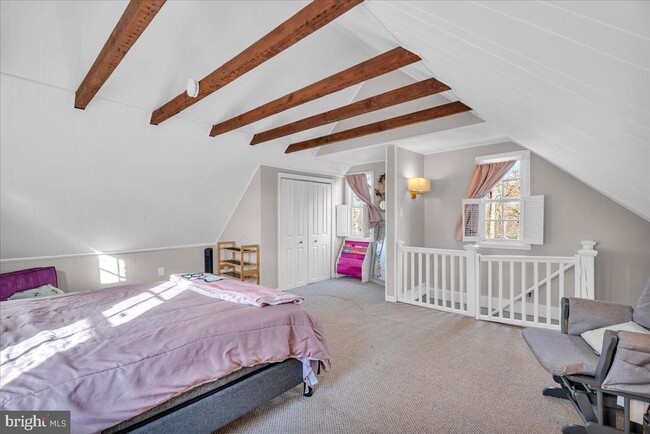 Building Photo - 406 Kings Hwy E