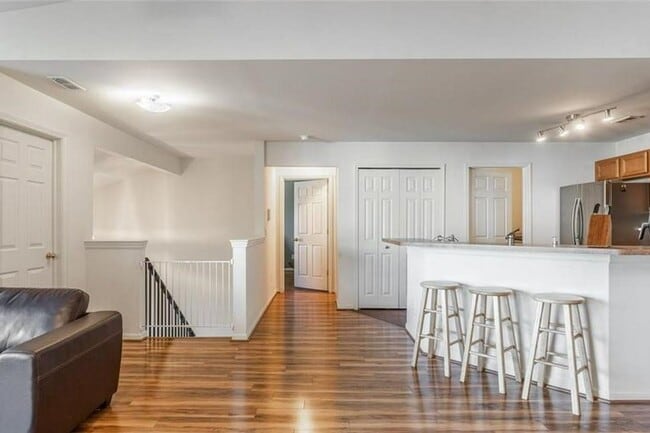 Building Photo - GORGEOUS COMMERCE TOWNSHIP 2 BED/2 BATH MO...