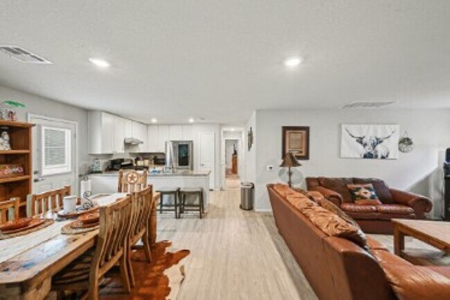 Building Photo - 3BED/2BATH HOUSE AVAILABLE FOR LEASE!