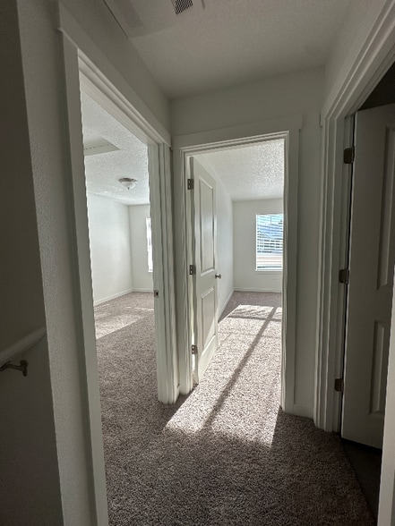 Building Photo - 681 NE Autumn Ridge Dr