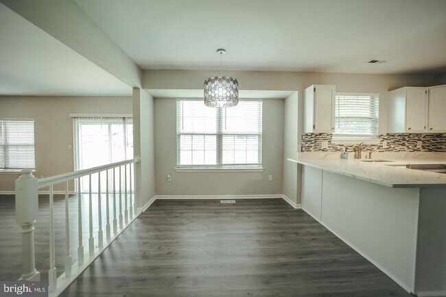 Building Photo - 5702 Cambridge Dr