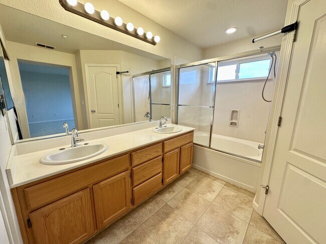 Building Photo - Coming Soon! Charming 3-Bedroom Hamilton Home