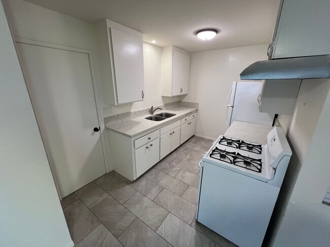 Building Photo - 11170 Poplar St