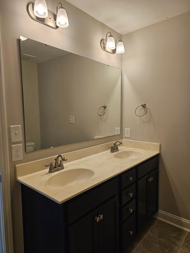 Building Photo - NEW LISTING!!!!!