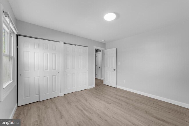 Building Photo - 12 Holbrook Ln
