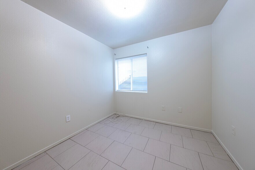 Building Photo - 5231 Huntington Dr N
