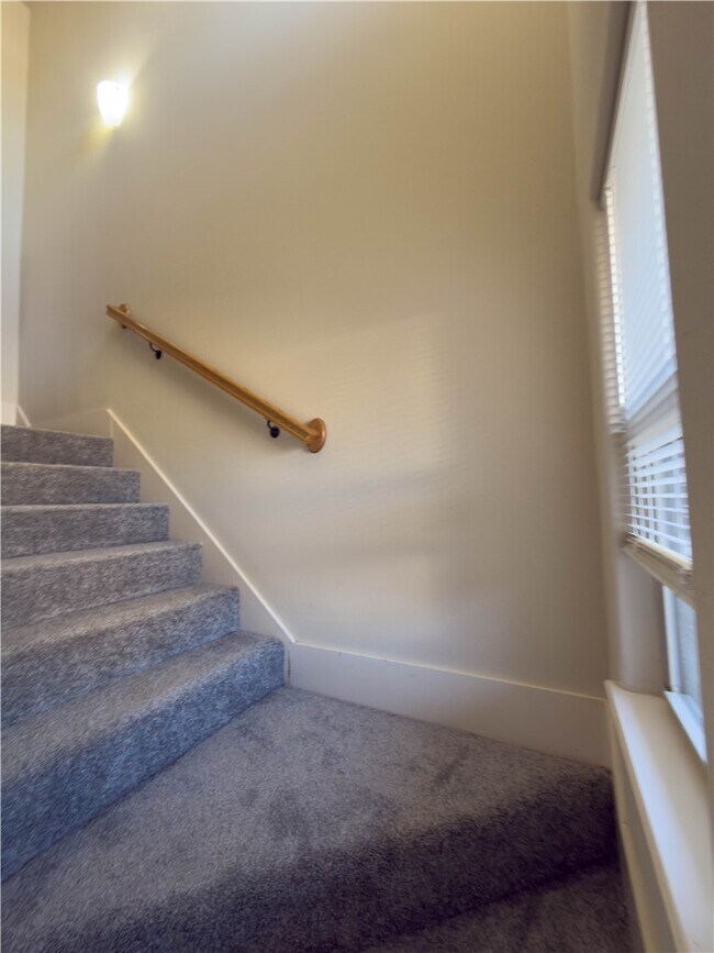 Building Photo - 902 Oakwood Ln