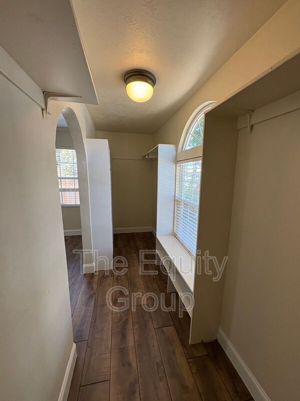 Building Photo - 1085 E Academy Ave