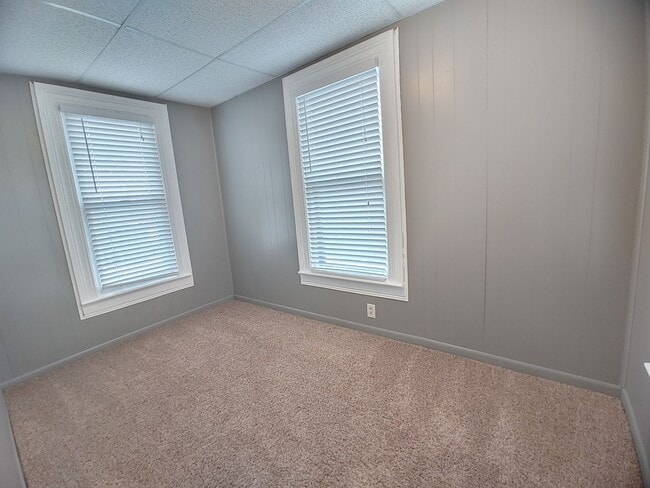 Building Photo - 2 Bedroom House with Fenced in Yard!