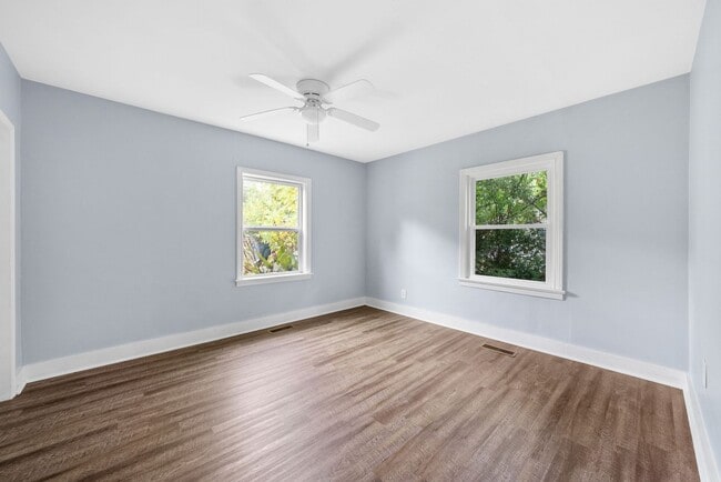 Building Photo - 2 Bedroom Pet Friendly Home For Rent Near ...