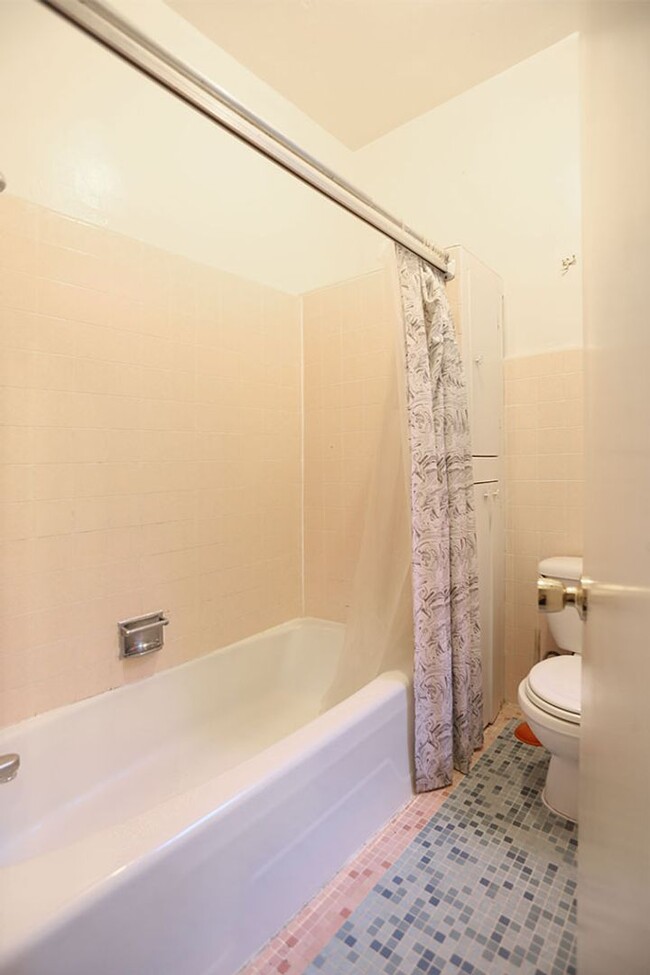 Building Photo - Spacious 3BR/1BA Full Floor Flat in North ...