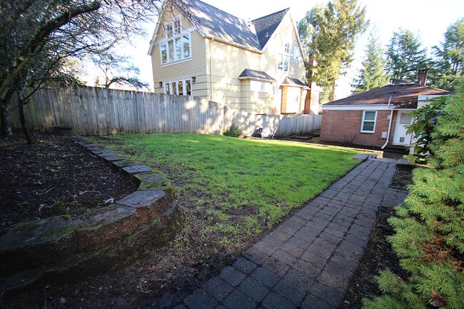 Building Photo - BEAUTIFUL 2 BED, 1 BATH SEATTLE HOME FOR RENT W EASY COMMUTE
