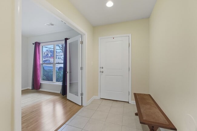 Building Photo - Amazing 4 BR/3.5 BA Townhome in Riverdale!