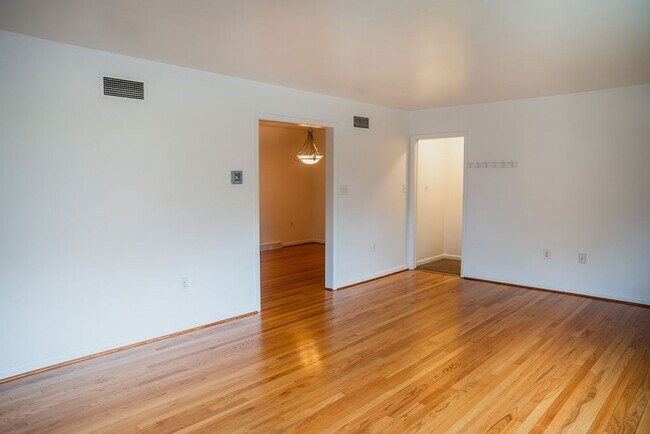 Building Photo - 814 N St Lucas St