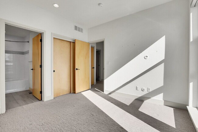 Building Photo - $3,200.00 - 2 Bedrooms, 2.2 Bathrooms, Tow...