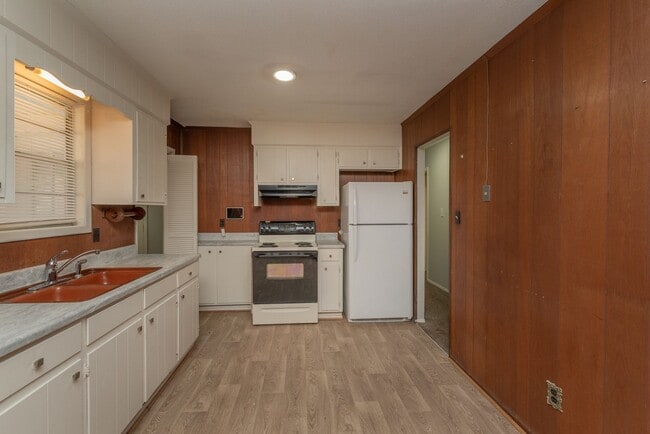 Building Photo - $1,120 - 3 bed/2 bath house in Turpin Hill, with fenced back yard! Section 8 Welcome!