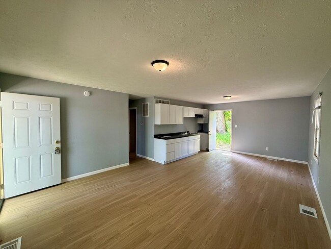 Primary Photo - 3 Bed 1 Bath Home - Vouchers Accepted