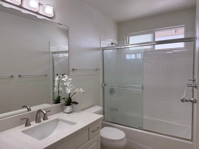 Building Photo - 1518 Thurston Ave