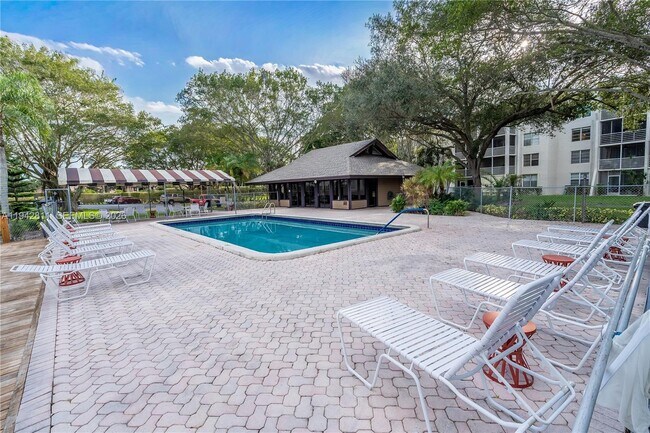 Building Photo - 9340 Lagoon Pl