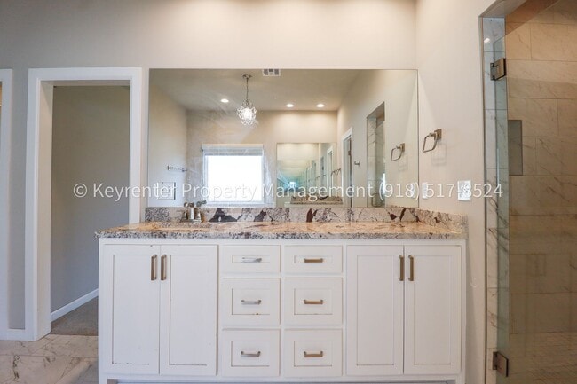 Building Photo - COMING SOON! Marvelous and Modern 3 Bed/ 3.5 Bath Home in South Broken Arrow!