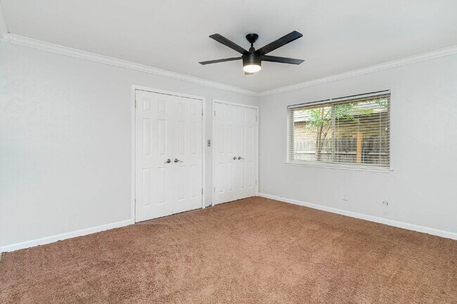 Building Photo - Great Entertaining Spaces!