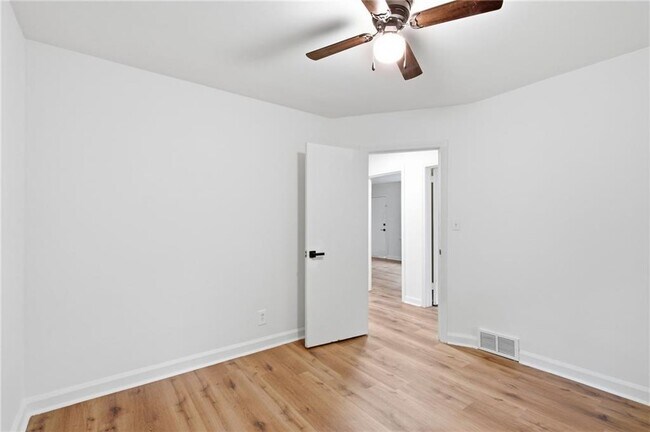 Building Photo - 2801 Mitchell Dr