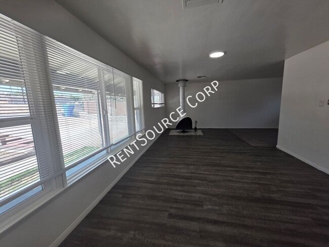 Building Photo - 671 Flora St
