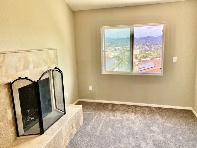 Building Photo - Large Fletcher Hills Home With 3 car Garag...