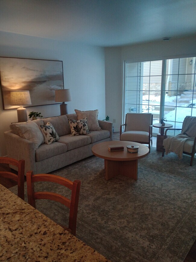 Building Photo - 2745 Hidden Dr