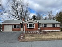 Building Photo - 3 Bedroom / 1 bathroom single family house