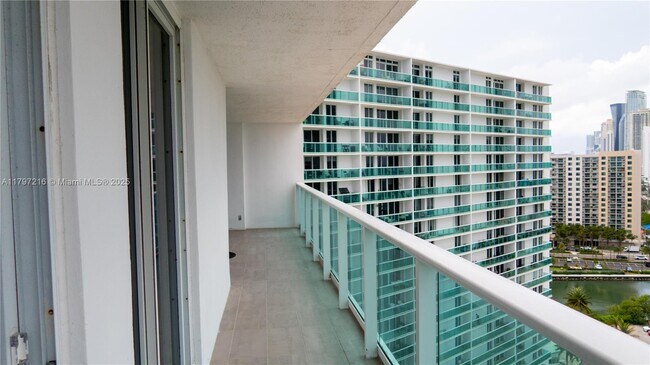 Building Photo - 100 Bayview Dr