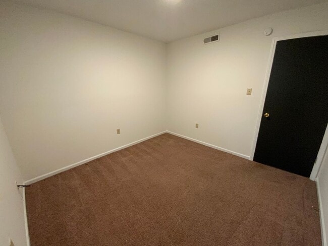 Building Photo - 3 Bedroom/1.5 bathroom Duplex