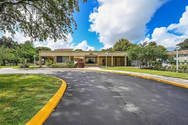 Building Photo - 117 Gardens Dr