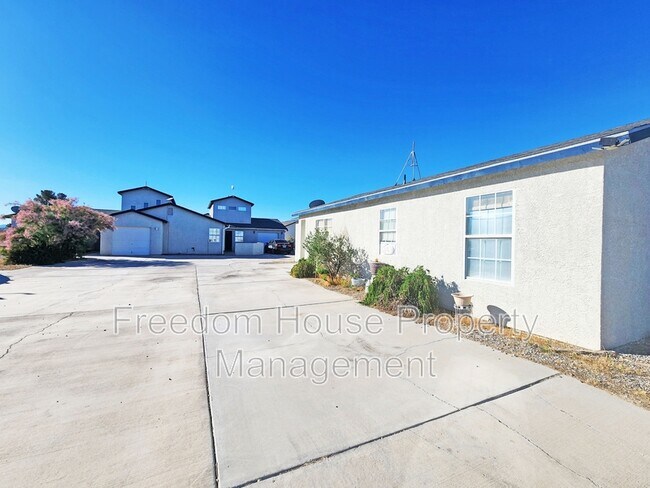 Building Photo - 1381 Ogallala St