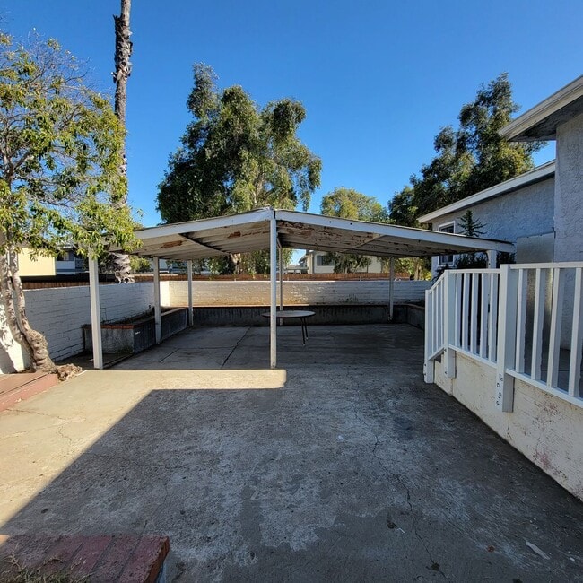 Building Photo - Adorable 2 bed 1.5 bath house with HUGE yard!!