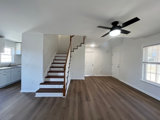 Building Photo - Beautifully renovated home!