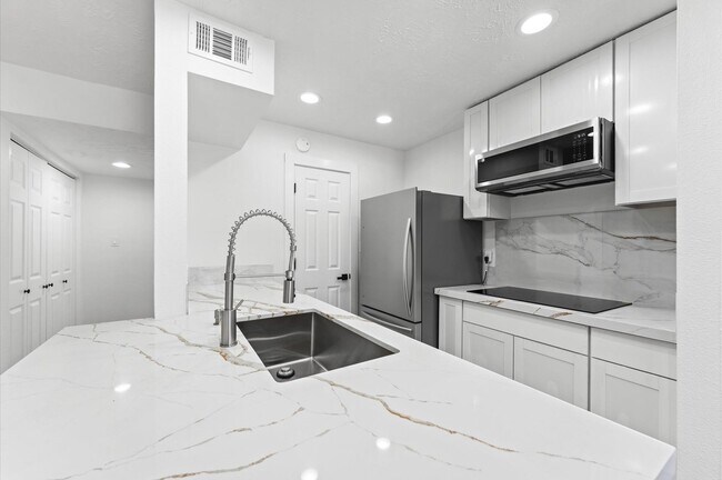 Building Photo - 17331 Red Oak Dr