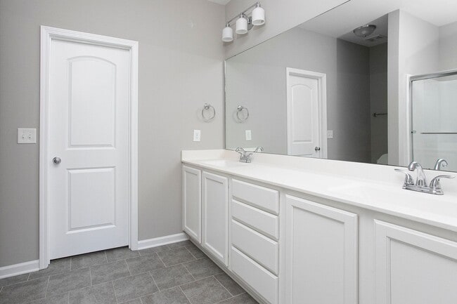 Building Photo - Available mid-July - Adorable 3 Bed 2.5 Ba In Great Location! First Floor Master!