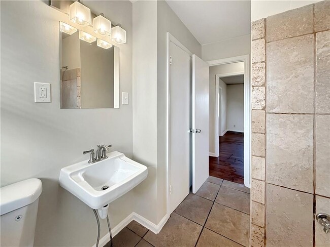 Building Photo - 514 Clover Dr