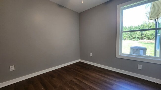 Building Photo - Totally renovated house now for lease