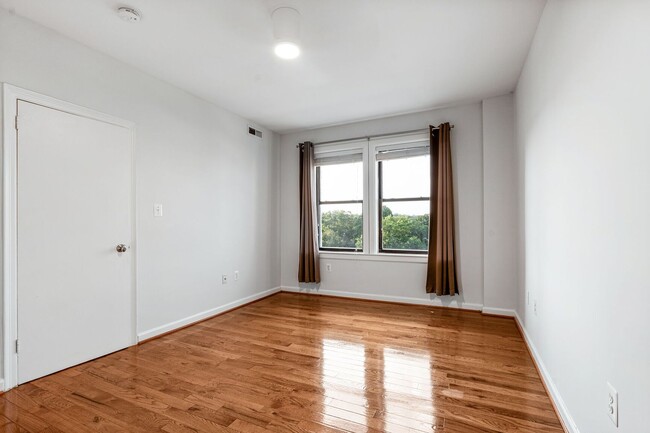 Building Photo - Available Now! Recently Updated, Spacious ...